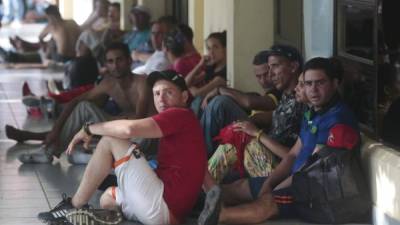 Miles de cubanos esperaban una resolución para seguir su viaje hacia Estados Unidos.