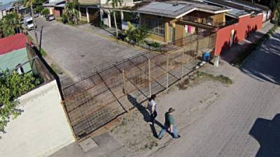 En San Pedro Sula ahora son comunes los portones o trancas en las entradas de barrios y colonias por seguridad. Foto: archivo.