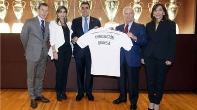 Ejecutivos de Diunsa junto a directivos de la Fundación Real Madrid en el salón de trofeos del club español.