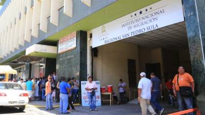 Menos personas esperaron afuera del edificio.