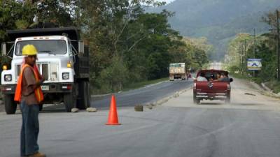 La carretera de Puerto Cortés a la frontera con Guatemala ha sido reparada en numerosas ocasiones. Foto: Archivo.