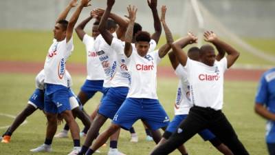 Los jugadores de la Selección hondureña se bajaron del avión y por la tarde realizaron su primera práctica.