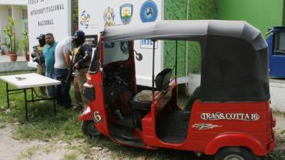 La Policía decomisó una mototaxi, celulares y dinero.