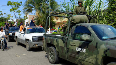 Miembros de las autodefensas en conjunto con el Ejército mexicano realizaron recorridos ayer en Buenavista Tomatla.