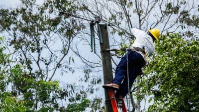 Cuadrillas de la Enee trabajan en el mantenimiento de las líneas en una zona de la ciudad. Muchas labores tardan hasta ocho horas.