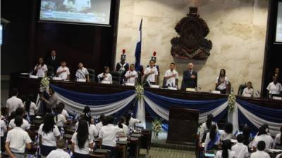Los diputados infantiles en el hemiciclo legislativo de Honduras.