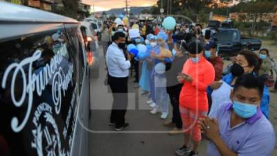 La estudiante hondureña de enfermería Keyla Patricia Martínez, de 26 años, fue recibida por sus familiares, amigos, compañeros de trabajo y vecinos con una caravana en La Esperanza, Intibucá.