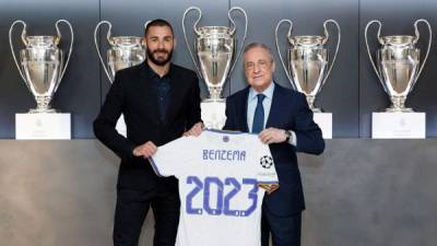 Karim Benzema posando con Florentino Pérez tras firmar su renovación por el Real Madrid.