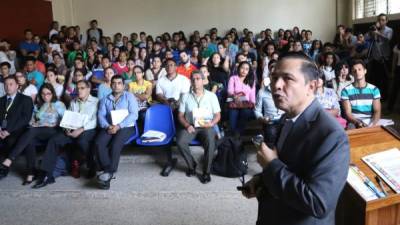 Mauricio Díaz Burdett, coordinador del Fosdeh, durante su exposición ayer en la Unah-vs. Foto: Amílcar Izaguirre