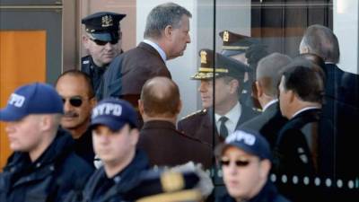 El alcalde de Nueva York, Bill de Blasio cuando llegaba hoy al funeral de Rafael Ramos, el policía asesinado el pasado 20 de diciembre, en Nueva York, EUA. EFE