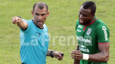 Yustin Arboleda reclamándole al árbitro Óscar Moncada. Foto Neptalí Romero