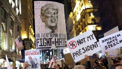 Miles de personas protestaron en varias ciudades de EUA contra la elección de Donald Trump como presidente de ese país. AFP