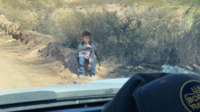 El menor de seis años de edad fue abandonado por su tío, que lo dejó en el desierto esperando a los agentes de la Patrulla Fronteriza./Foto: Twitter CBP.