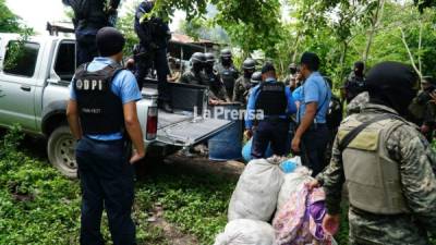 Unas 350 libras marihuana, tres fusiles Ak47, un subfusil Uzi, cuatro pistolas e indumentaria militar fueron decomisadas en una casa en Pimienta, Cortés.