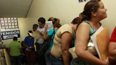 Largas filas se hacen hacia el segundo nivel del edificio.