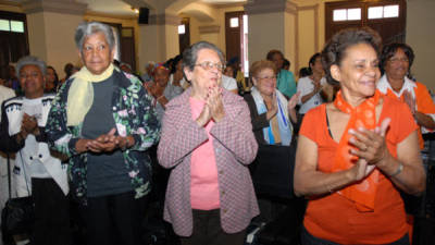 Los adultos mayores en Cuba aprenden a elaborar manualidades.