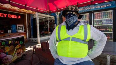 A man covers his face with a bandana as a precautionary measure against the spread of the new coronavirus, COVID-19, at a market in Managua, on March 17, 2020. - Cuba is sending specialist doctors to Nicaragua to help the central American country treat COVID-19 patients. (Photo by Inti OCON / AFP)