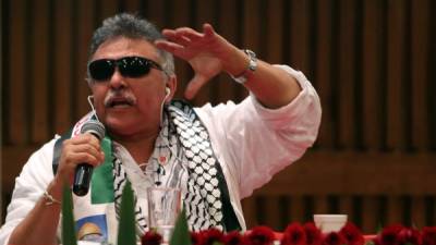 TOPSHOT - Colombian Farc political party member Jesus Santrich is escorted out of Colombian prison 'La Picota' while being released, in Bogota, on May 17, 2019. - A special peace court in Colombia on Wednesday ordered the 'immediate release' of the former left-wing guerrilla leader wanted by the United States for drug trafficking. Colombia's Attorney General Nestor Humberto Martinez responded to the order by resigning. (Photo by JUAN BARRETO / AFP)