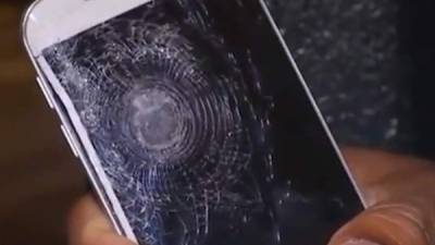 La pantalla del celular quedó detruida por el impacto de uno de los proyectiles.