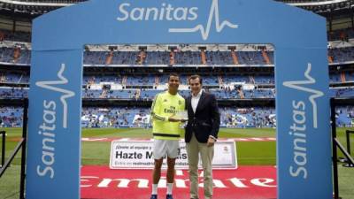Cristiano Ronaldo recibiendo el premio. Foto RealMadrid.com