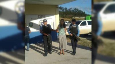 María Hilda Martínez cuando era detenida por las autoridades policiales.