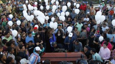 Una gran cantidad de personas llegaron a la iglesia y le acompañaron en su última morada.