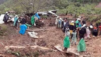 Pobladores y autoridades buscan los cuerpos de las víctimas en la aldea Cerro Verde.