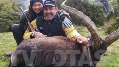 Esta imagen de Lucero junto a su novio Michel Kuri y un rifle causó revuelo en Internet. Foto tomada de: TV Notas.