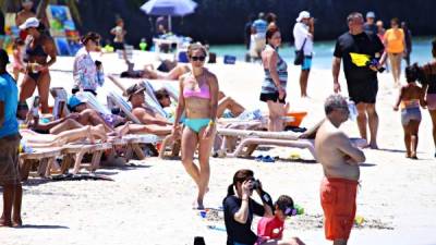 Decenas de turistas disfrutan en las playas de West Bay de Roatán, Islas de la Bahía. Foto: Franklyn Muñoz