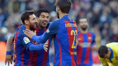 El Barcelona ha resuelto con goleada su encuentro ante Las Palmas en el Camp Nou. Luis Suárez, Messi y André Gomes celebran un gol. Foto AFP