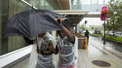 Fuertes lluvias comenzaron a caer esta mañana en varias regiones de Luisiana tras el impacto de Harvey.