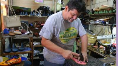 Miguel Lontero trabaja en la elaboración de una sandalia. Foto: Franklyn Muñoz