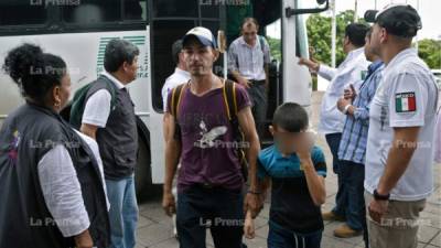 Los oficiales de Migración revisan documentos de migrantes en Veracruz. Fotos: Andro Rodríguez