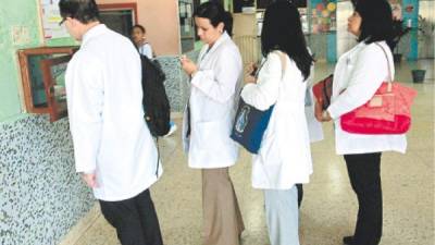 Los médicos contratados son hondureños.