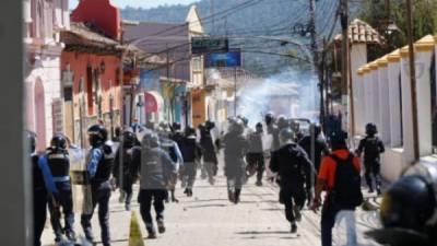 Agentes antimotines desalojaron en la mañana de este lunes a familiares, amigos y vecinos que protestaban frente a la estación de la Policía en La Esperanza, Intibucá, por la muerte de Keyla Martínez.