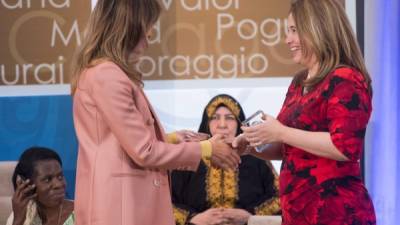 US First Lady Melania Trump presents a 2018 International Women of Courage Award to Dr. Julissa Villanueva (R) of Honduras during the Award Ceremony at the State Department in Washington, DC, March 23, 2018. / AFP PHOTO / SAUL LOEB