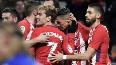 Los futbolistas del Atlético de Madrid celebrando el gol de Fernando Torres contra el Alavés. Foto AFP