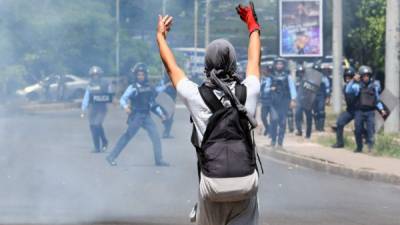 Un estudiante de la Universidad Nacional Autónoma de Honduras (Unah) se enfrenta a la policía durante una protesta en Tegucigalpa. AFP