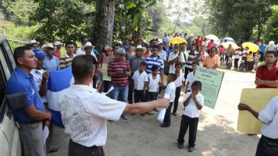 Los pobladores que participaron en la protesta escuchan a las autoridades sindicales de las comunidades de El Merendón. Foto: Amílcar Izaguirre