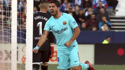 El delantero uruguayo del Barcelona, Luis Suárez, celebra su segundo gol en el partido ante el Leganés. Foto EFE/Kiko Huesca
