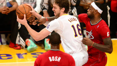 Pau Gasol, de los Lakers, recibe la marca de LeBron James y Cris Bosh.