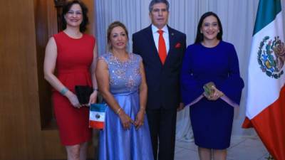 Karen de Calidonio junto a Maribel Limón, el cónsul de México, Gilberto Limón y Lilia Umaña