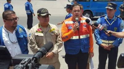 El comisionado de Copeco, Lisandro Rosales, junto a las autoridades que coordinan el operativo de Semana Santa en Honduras.