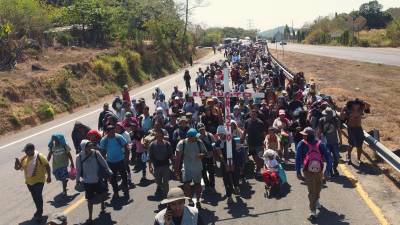 Migrantes caminan en una caravana llamada 'Viacrucis migrante' la cual se dirige hacia Ciudad de México, en Tapachula (México).