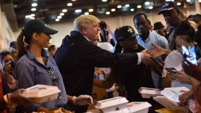 El presidente Trump y su esposa Melania en el Centro de exhibiciones NRG en Houston.