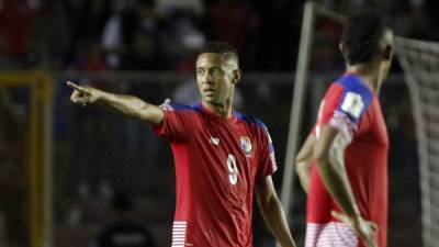 PAN08. CIUDAD DE PANAMÁ (PANAMÁ), 05/09/2017.- El jugador de la selección panameña Gabriel Torres (i) celebra tras anotar hoy, martes 5 de septiembre de 2017, durante un partido de clasificación para el Mundial de Rusia 2018, en el que se enfrentan las selecciones de fútbol de Panamá y Trinidad y Tobago, en la Ciudad de Panamá (Panamá). EFE/Alejandro Bolívar