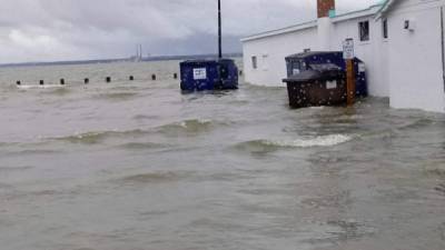 La costa este de Estados Unidos ha comenzado a sufrir fuertes inundaciones tres días antes de la llegada del peligroso huracán Florence, que impactará en Las Carolinas este jueves.