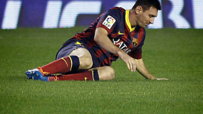 Leo Messi en el césped tras lesionarse contra el Betis.