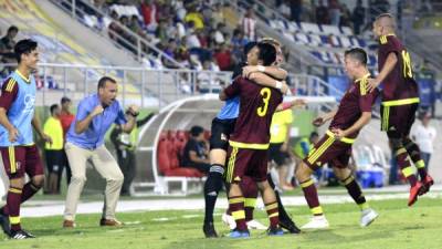 La selección de Venezuela venció este miércoles a El Salvador por 3-0 y se quedó en la cima del grupo B.