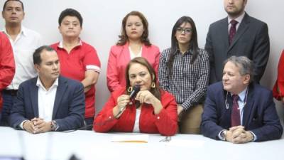 Gabriela Núñez llegó a las oficinas del Central Ejecutivo del PL, donde leyó su posición que contiene argumentos sobre sus demandas.